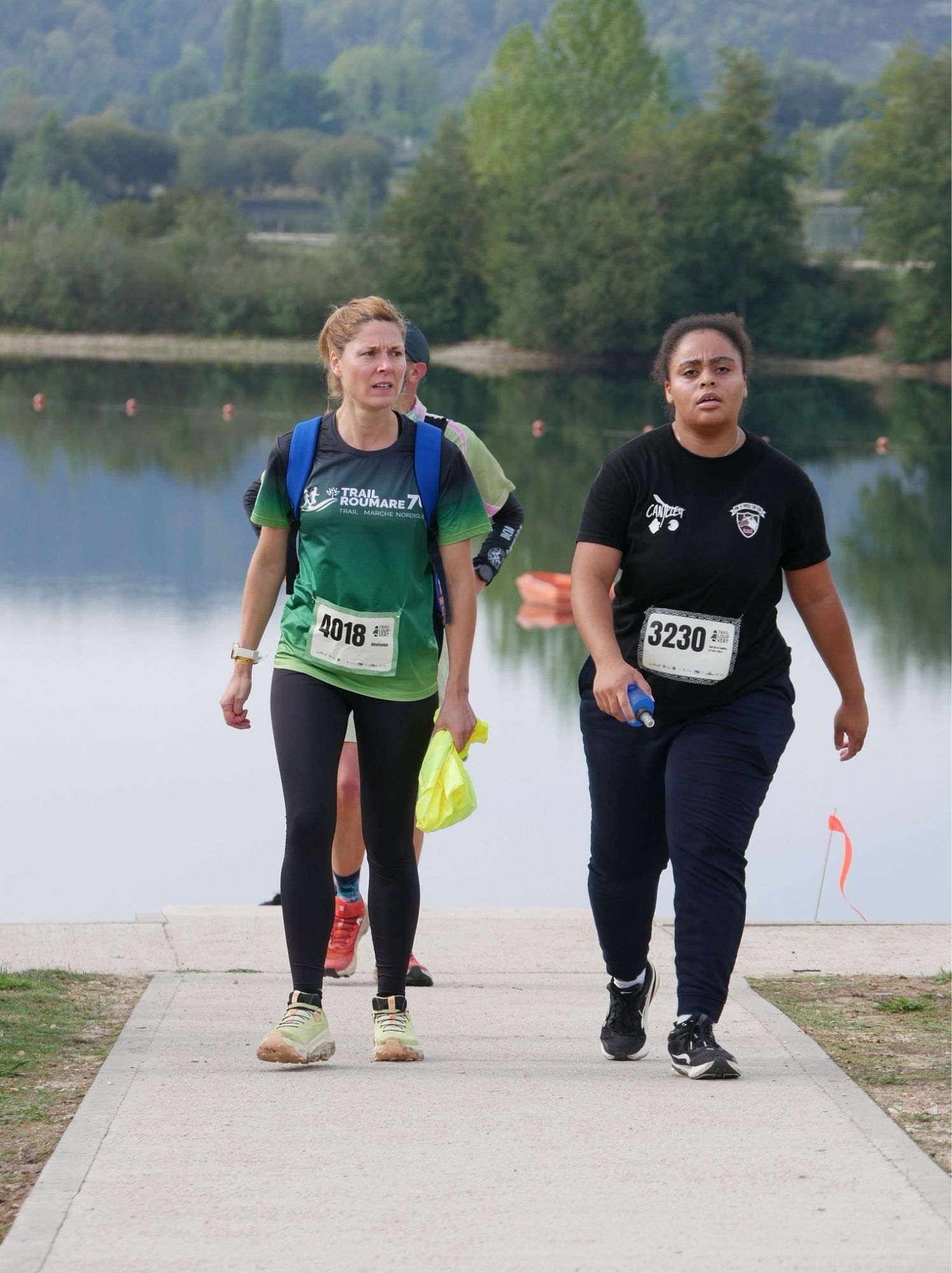 Deux coureuses le long d'un plan d'eau