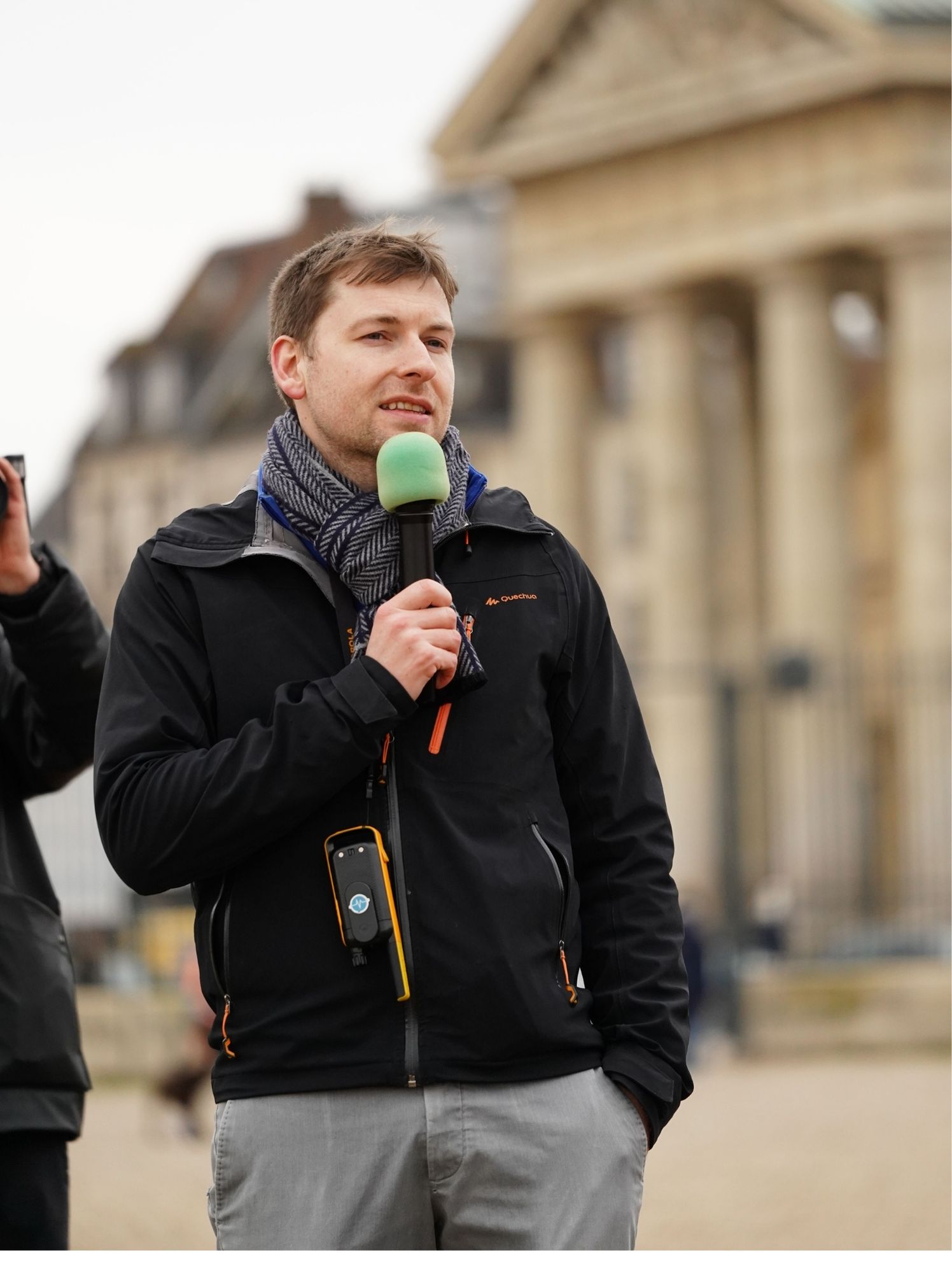 Speaker au micro pendant la course
