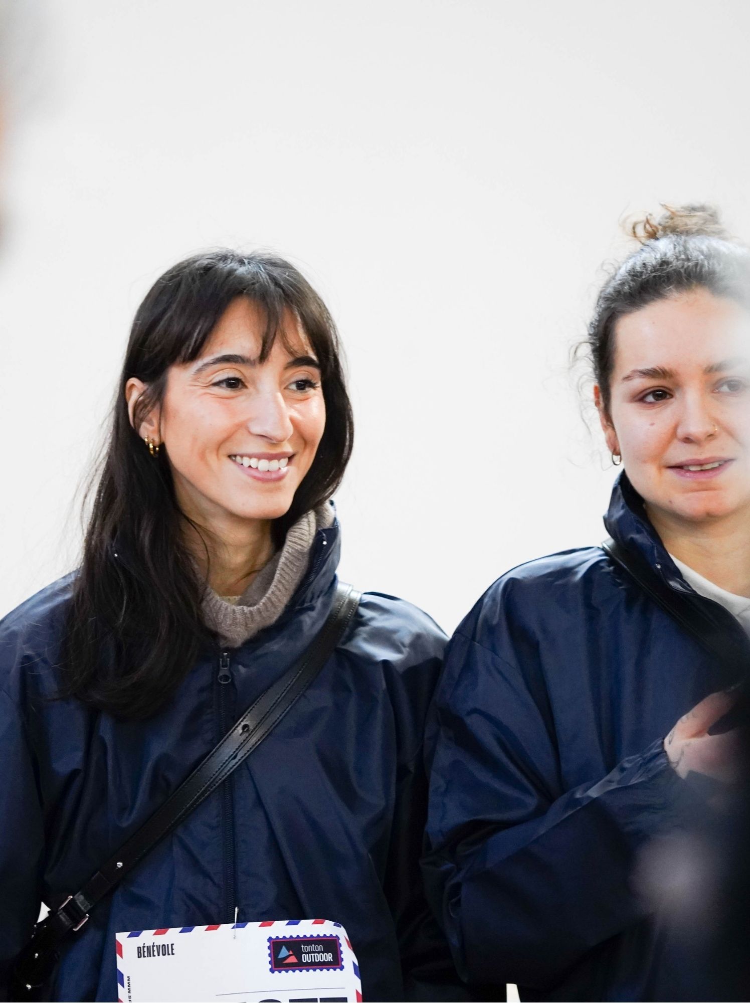 Deux bénévoles souriantes à l'accueil des coureurs