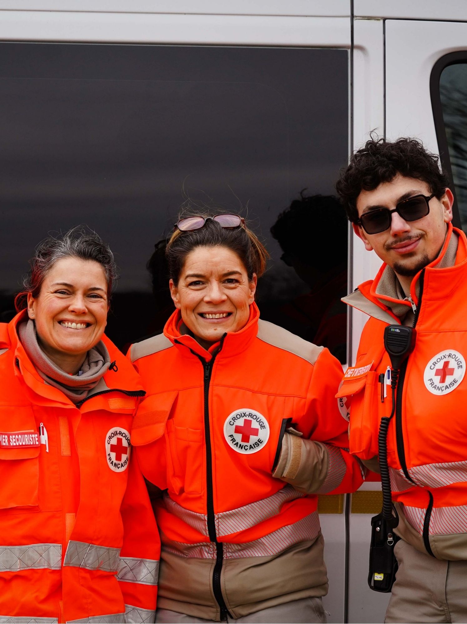 Secouristes de la Croix-Rouge française devant le véhicule de secours
